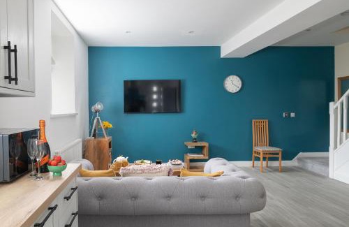 Penygroes House | NEW Romantic, dog friendly hideaway, Snowdon views