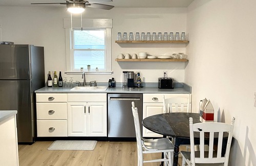 Oak Harbor Cottage | New: Romantic Winter Getaway w/Igloo