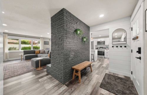 Spokane House | NEW Roomy Home for Families Private Hot Tub!