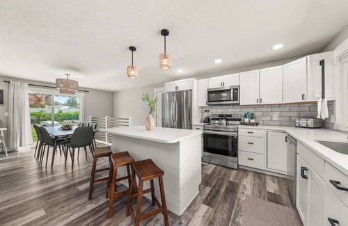 Spokane House | NEW Roomy Home for Families Private Hot Tub!