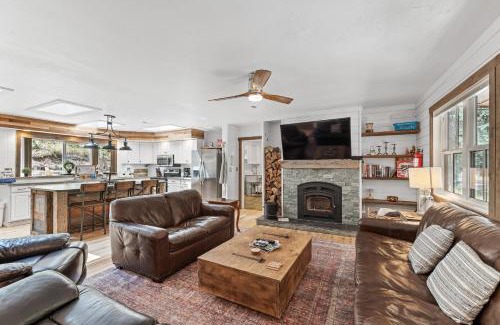 McCall House | New! Rustic Retreat - Near downtown, parks & hospital - Hot tub - 5 bd