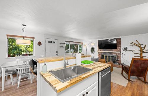 McCall House | New! Sanctuary at Payette Lake - remodeled - close to town - pet friendly