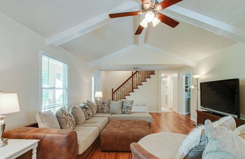 Bellevue House | NEW Secluded Pool Home 20 Mins to DWTN!