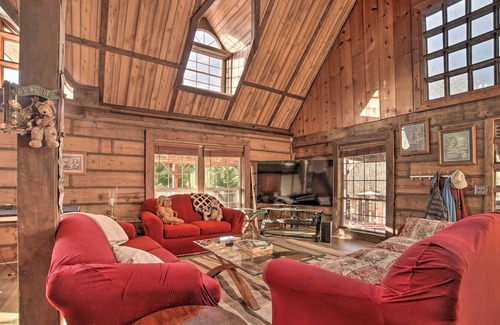 Sevierville Cabin | NEW! Sevierville Countryside Getaway w/ 2 Decks!