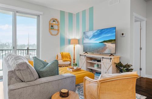 Traverse City House | NEW Shoreline 401 2BR Condo Near Downtown and Bay