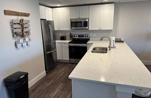 Gypsum Condo | NEW spacious 2 BR/2 BA w. pool, dockage available, bar