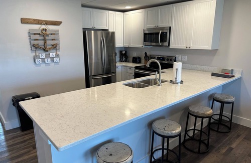 Gypsum Condo | NEW spacious 2 BR/2 BA w. pool, dockage available, bar
