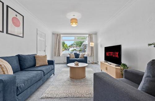 Royal Leamington Spa House | NEW! Spacious 4 bedroom 4BR with Private Parking near city Centre