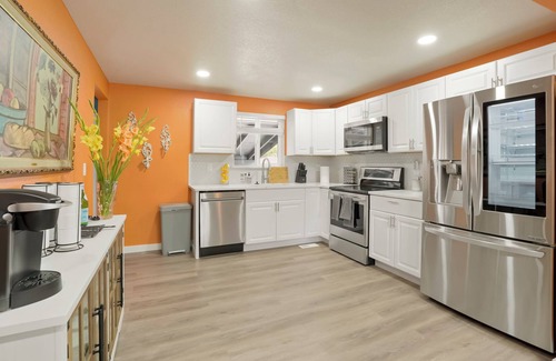Westminster House | New + Spacious 5-bedroom house with hot-tub, games, and much more!