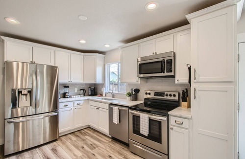 Alta Vista Area House | NEW, Spacious 5B w/Backyard |Pet Friendly| Near DT