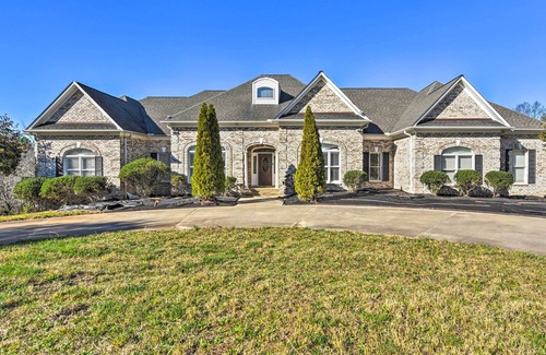 Harrisburg House | NEW! Spacious Harrisburg Home w/ 11 Acres & Ponds!
