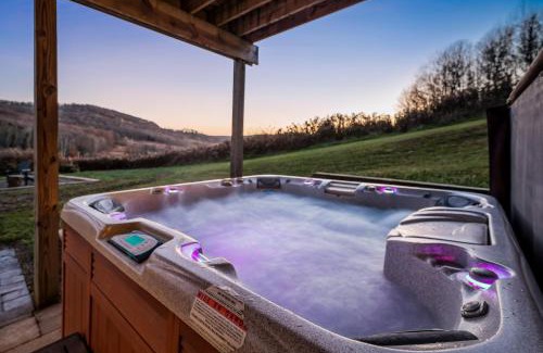 Ellicottville House | New & Stunning Chalet! Reno'd, Hot-Tub, Barrel Sauna, Slope Views, Fire Pit