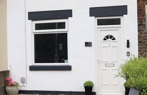 Church Gresley House | New! Stylish 2 bedroom home, with parking!