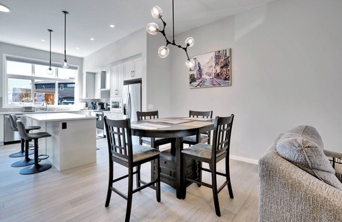 Southeast Calgary House | New Stylish 6BDR/8BED/4.5BATH/Well Equiped For Remote Work/Games