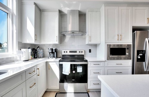 Southeast Calgary House | New Stylish 6BDR/8BED/4.5BATH/Well Equiped For Remote Work/Games