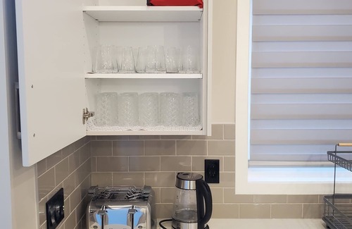 Southeast Calgary House | New Stylish 6BDR/8BED/4.5BATH/Well Equiped For Remote Work/Games