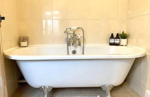 South Cerney House | New - Stylish Cotswold cottage