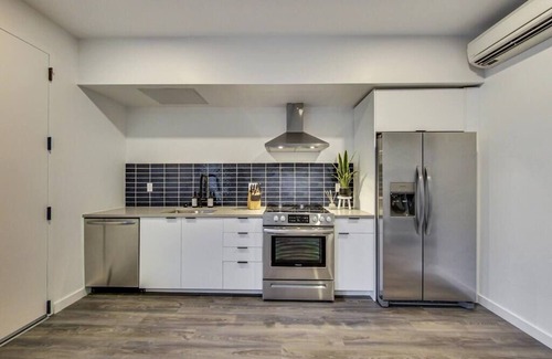 Downtown Oakland Apartment | New Stylish Studio Suite Near Downtown!