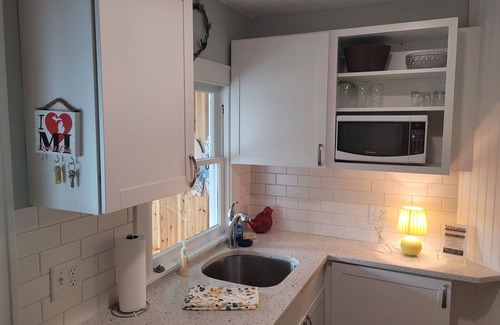 Beulah Cottage | NEW! The Lily Pad on Benzie Blvd. - Super Cute and Great Location! Central Air Conditioning!