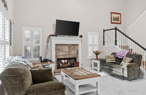 Jefferson House | New to Vrbo Jefferson Poolside Escape w pool
