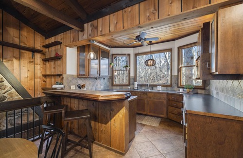 Highlandville Cabin | NEW! Treehouse in The Ozarks w/Hot Tub