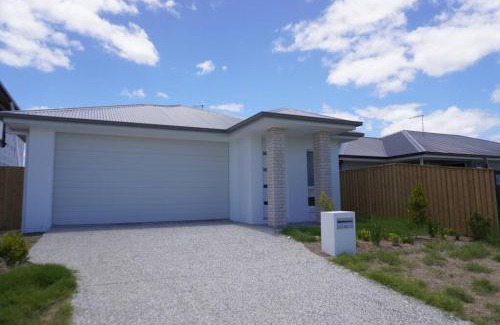 Redbank Plains Villa | New Utopia 4 Bedrooms House near Springfield