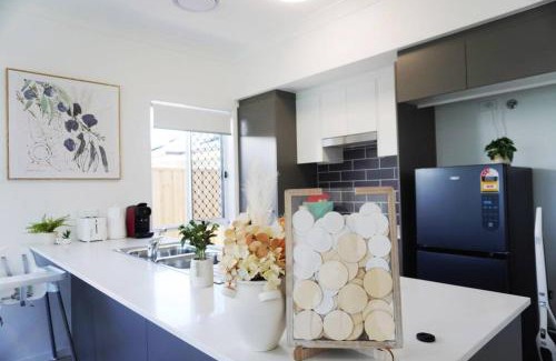 Redbank Plains Villa | New Utopia 4 Bedrooms House near Springfield