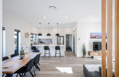 Warrane House | NEW Villa 9-10 Mins to CBD/Airpor-2 Bath -Sleeps 6.