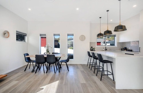 Warrane House | NEW Villa 9-10 Mins to CBD/Airpor-2 Bath -Sleeps 6.