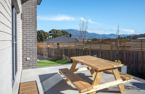 Warrane House | NEW Villa 9-10 Mins to CBD/Airpor-2 Bath -Sleeps 6.