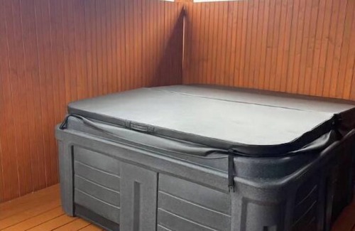 Harrodsburg Villa | New Villa On the Bourbon Trail with HOT TUB-1