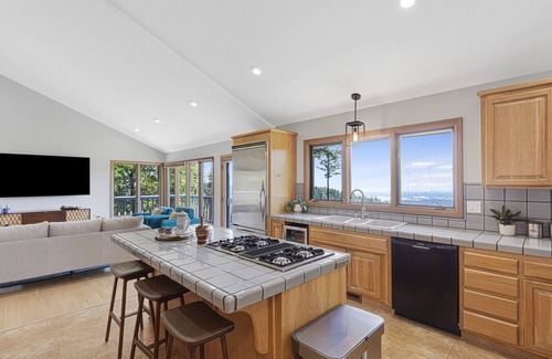 Redwood City House | NEW! Woodside Retreat: Gorgeous Views & Hot Tub