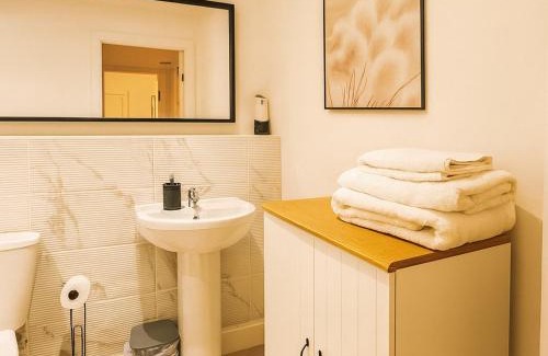 Bradford Apartment | New York Luxe & Free Onsite Parking