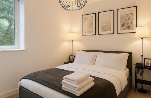 Bradford Apartment | New York Luxe & Free Onsite Parking