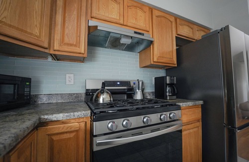 Newark Hotel | Newark Liberty Gem Brick House Apt 3