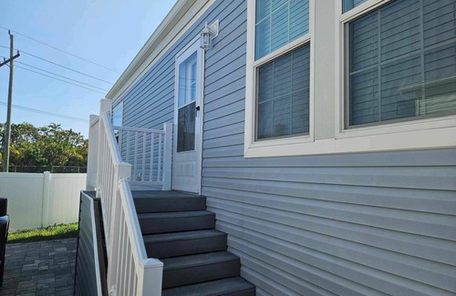 Fort Myers Beach House | Newer one bedroom full bath manufactured home two miles from fort myers beach.