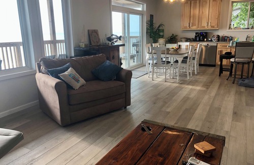 Kingsville House | Newest Pelee Island Lakehouse - your beach holiday now with wifi.