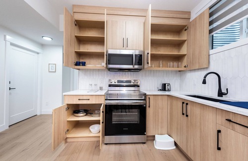Northwest Calgary Apartment | Newly built 2 bedroom suite with kitchen & laundry