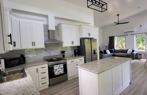 Isla de Utila House | Newly Built 3-Bedroom Tropical Escape with Modern Comforts in Serene Utila!nn