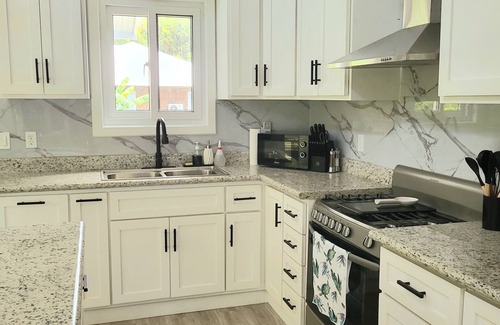 Isla de Utila House | Newly Built 3-Bedroom Tropical Escape with Modern Comforts in Serene Utila!nn