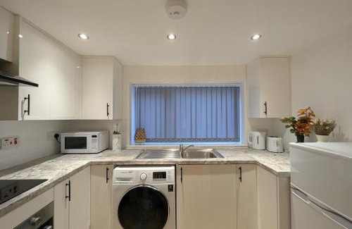 Cheetham Hill Apartment | Newly Furnished Guest House Near City Centre