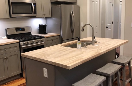 Downtown Charleston Apartment | Newly Listed: Charming home in historic dwtn, walk to shops/parks, Free parking