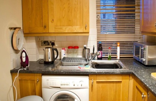 Restalrig Apartment | Newly Refurbed Home with Free Parking