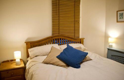 Restalrig Apartment | Newly Refurbed Home with Free Parking