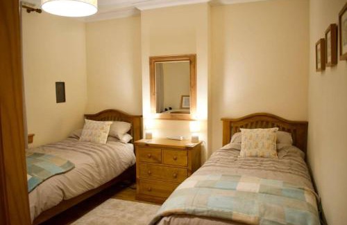Restalrig Apartment | Newly Refurbed Home with Free Parking