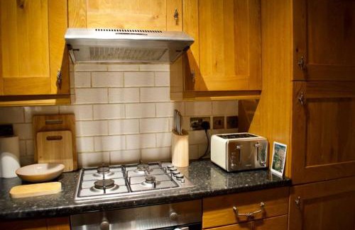 Restalrig Apartment | Newly Refurbed Home with Free Parking