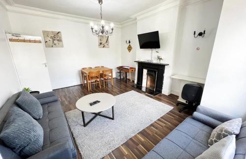 Streatham Apartment | Newly Refurbished 2 Bedroom Flat - Long stays AVL