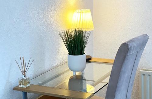 Streatham Apartment | Newly Refurbished 2 Bedroom Flat - Long stays AVL