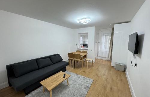 Custom House Apartment | Newly Refurbished 2BD Flat Close to ExCel London