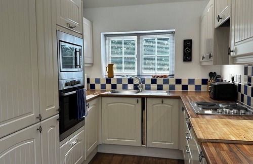 Willesborough Cottage | Newly refurbished Coach House. Close to transport hubs.